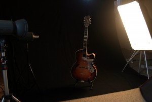 Gitarre im Fotostudio mit dem ersten Licht